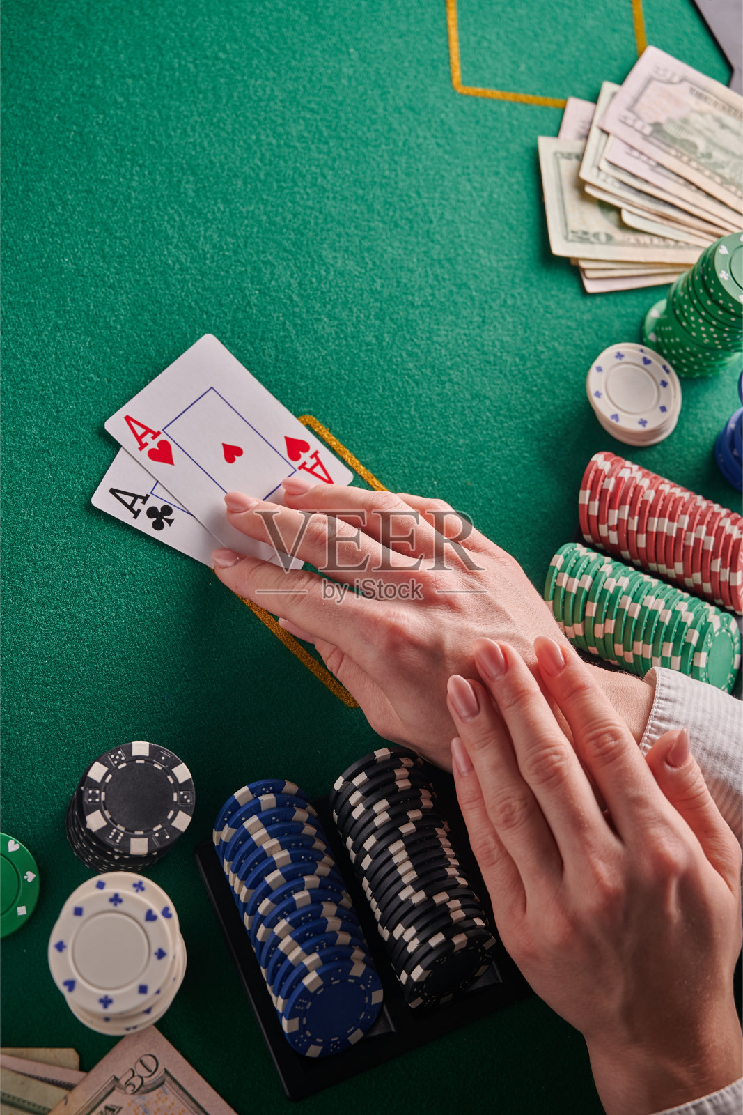 21点扑克。游戏业务。赌桌上有钱,筹码照片摄影图片