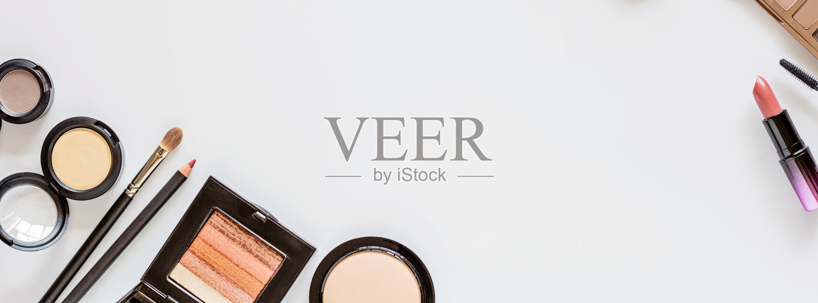 用拷贝空间在白色背景上组成项目。一套豪华装饰化妆品平铺,俯视图,模型,模板。最小的风格。美博主的概念照片摄影图片