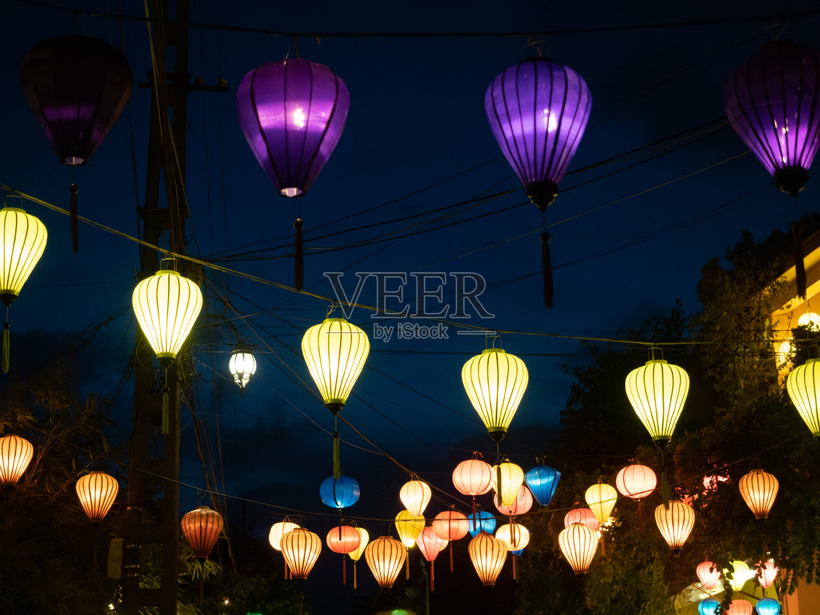 彩色织物灯笼夜景照片摄影图片