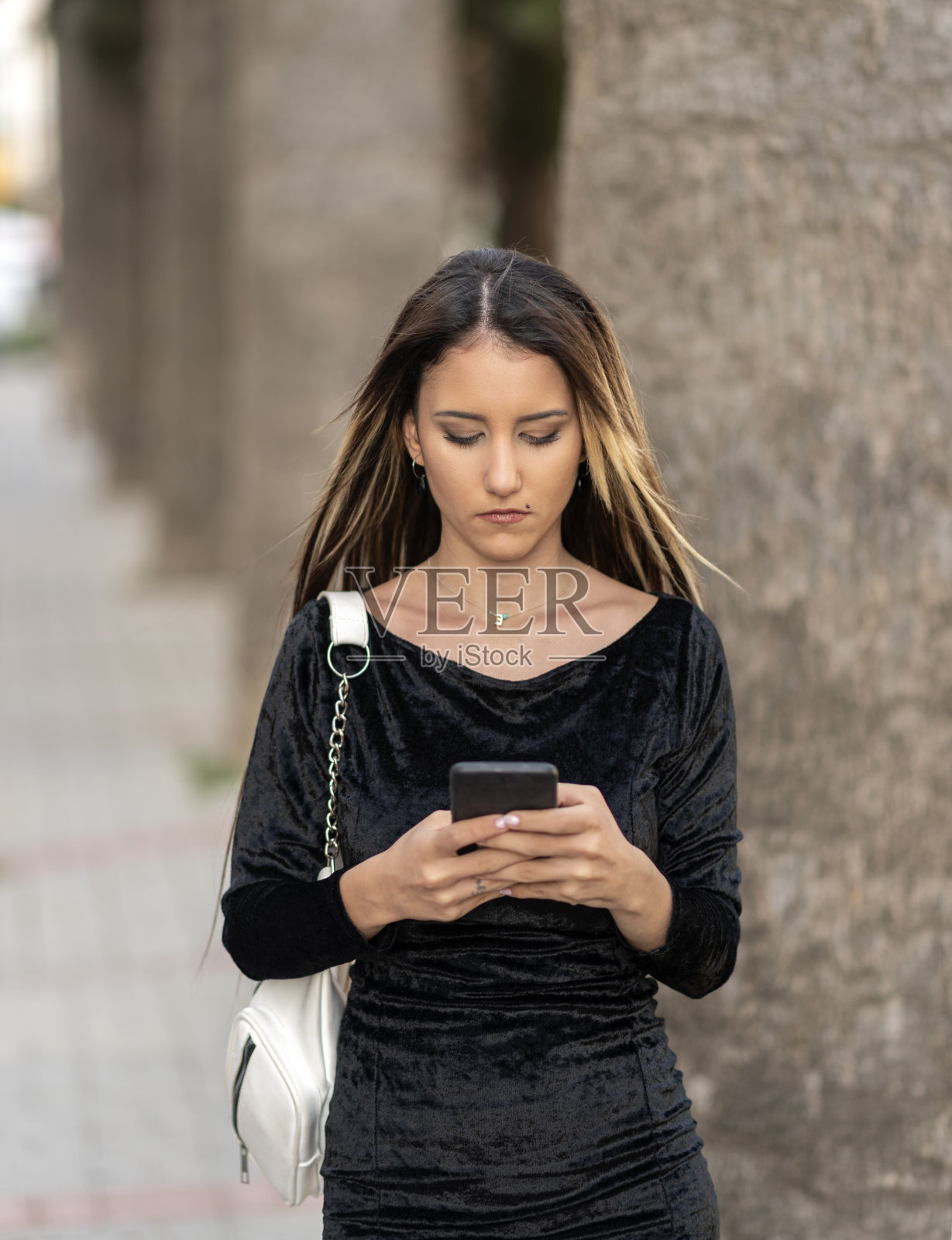 在城市里行走的严肃女孩肖像照片摄影图片