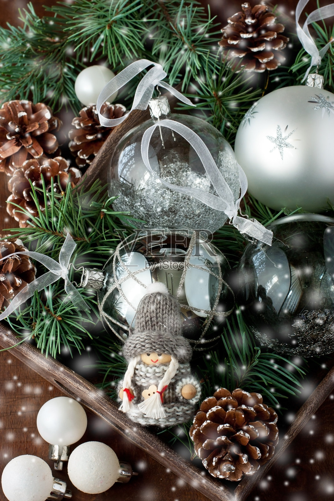 木箱装圣诞球,节日背景照片摄影图片