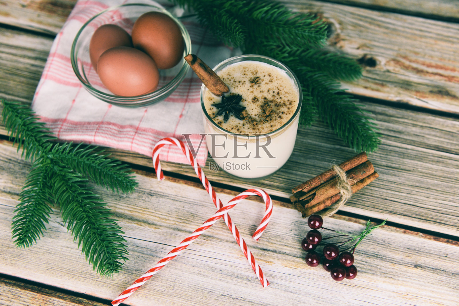 蛋奶酒美味的节日饮料,如主题派对肉桂和肉豆蔻为传统的圣诞节和冬季假期自制蛋奶酒照片摄影图片
