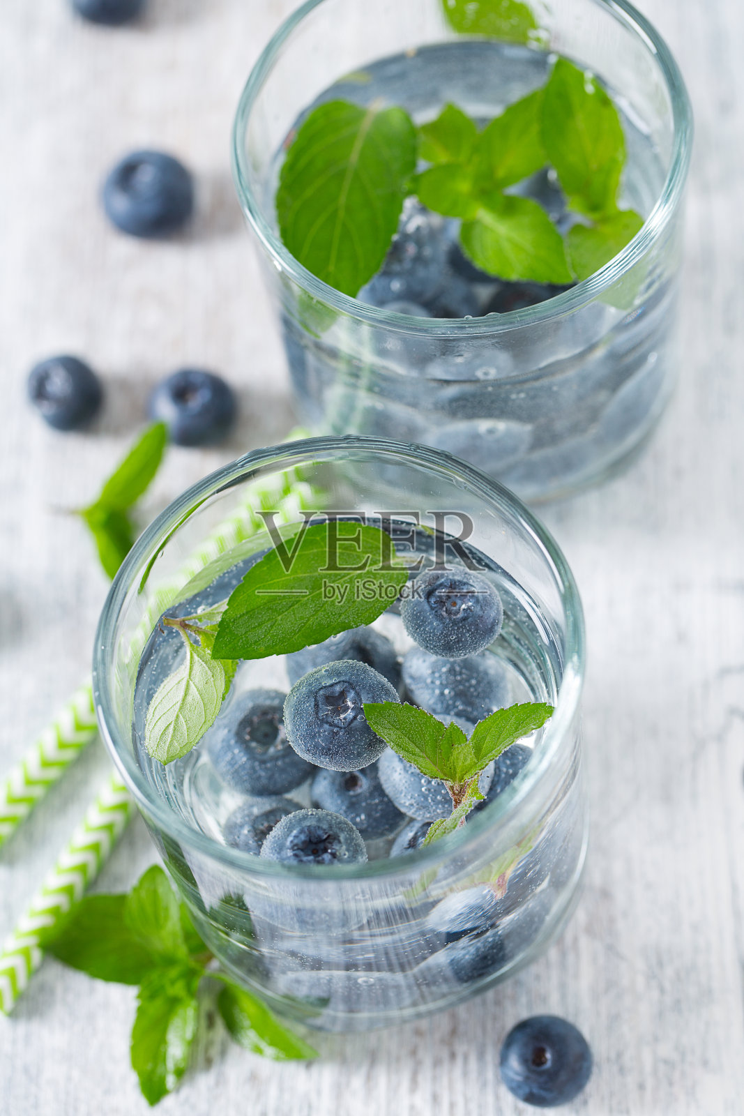 加入薄荷和蓝莓水照片摄影图片