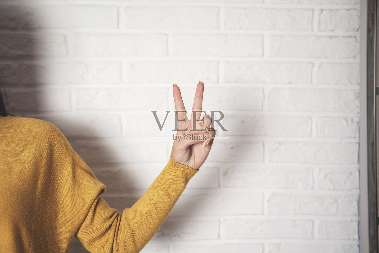 女人手握胜利手势照片摄影图片