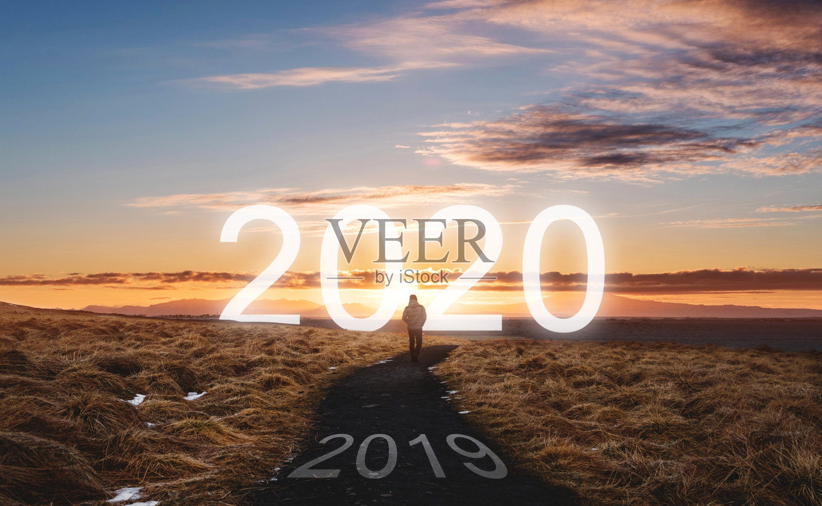 新年新成就理念。一个人向2020年走去,把2019留在身后照片摄影图片