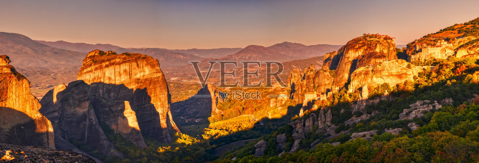 希腊迈特拉的修道院和岩层景观。在日出照片摄影图片