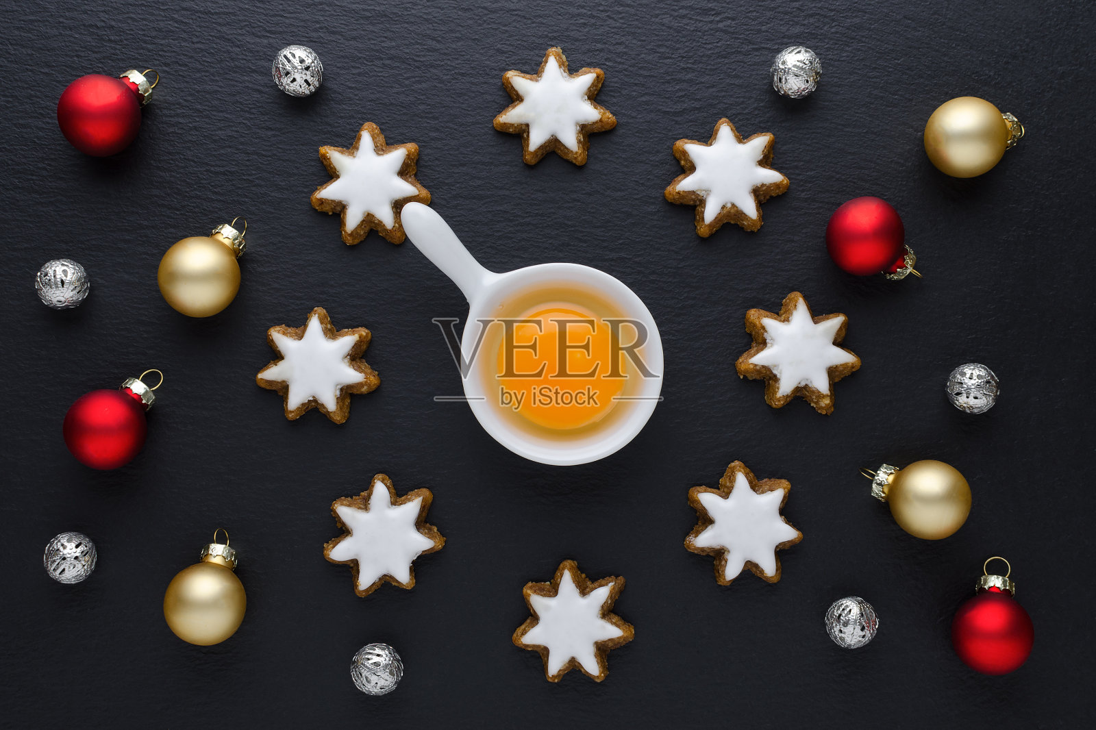 星形饼干像钟表和圣诞小饰品,概念形象烘烤时间照片摄影图片