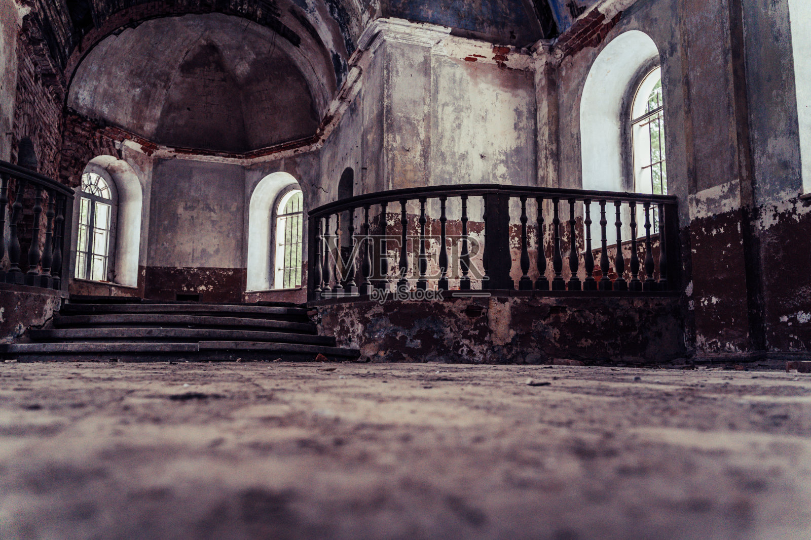 拉脱维亚,加尔戈斯卡,一个废弃的旧教堂内部照片摄影图片