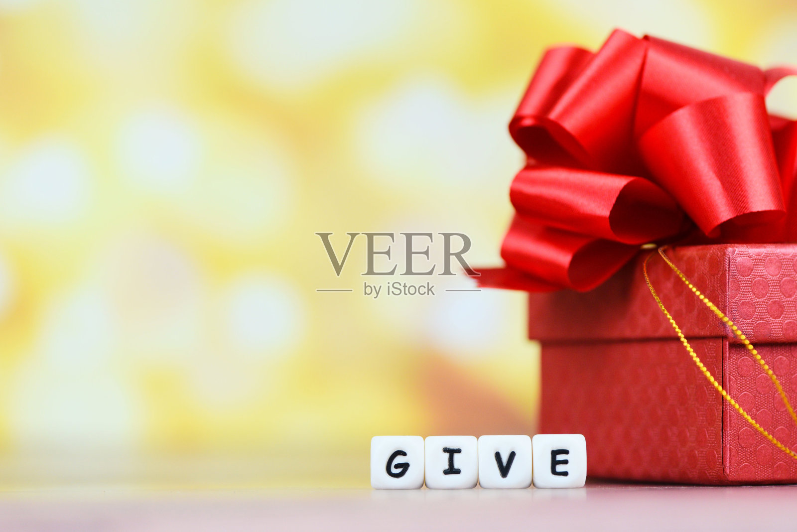 送礼物的概念-在圣诞节或情人节送一个用红丝带包裹的礼盒照片摄影图片