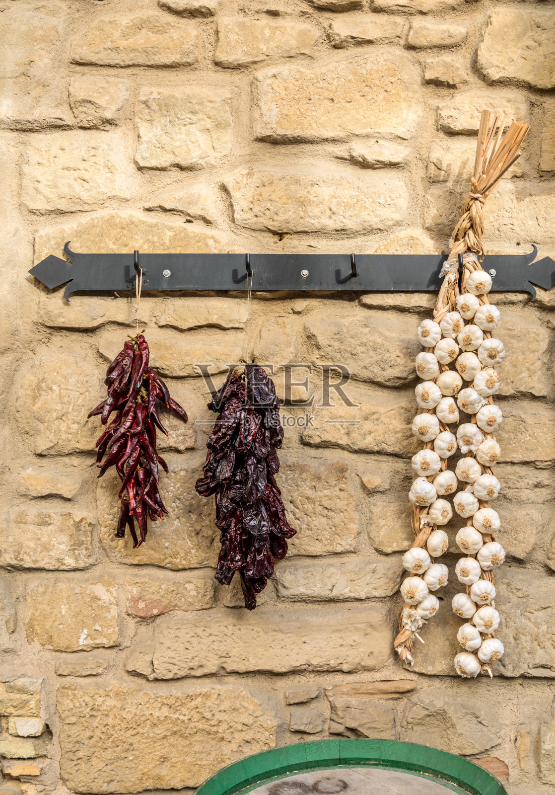 将胡椒荚和大蒜编成辫子晾干照片摄影图片