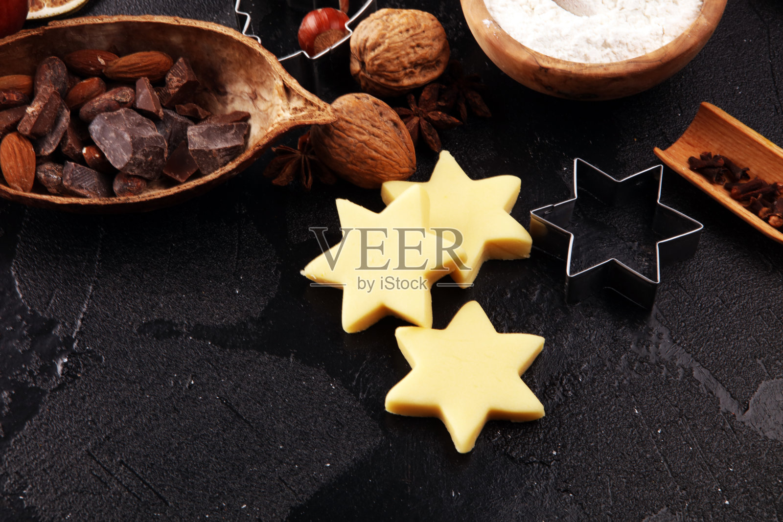 烘烤圣诞曲奇。典型的肉桂星烘焙加香料。餐桌上的圣诞装饰照片摄影图片