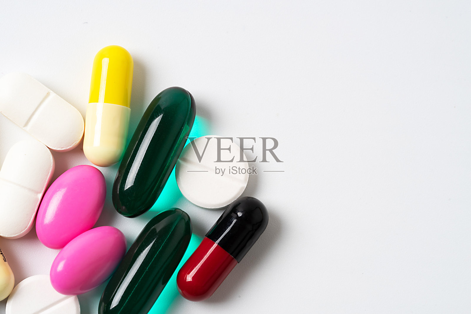 混合药丸多色孤立在白色背景照片摄影图片