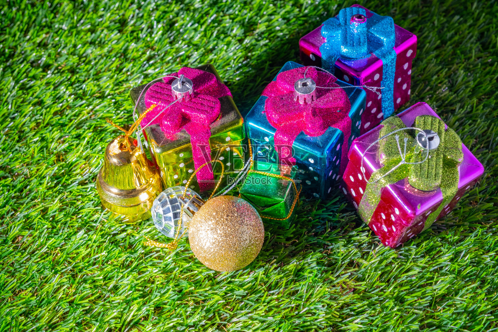 圣诞礼物盒和草地上的高尔夫球照片摄影图片