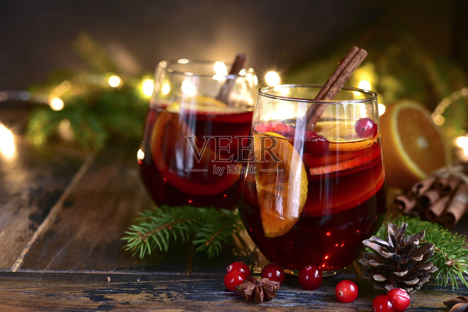 红辣味圣诞热红酒,配蔓越莓、苹果和橘子照片摄影图片