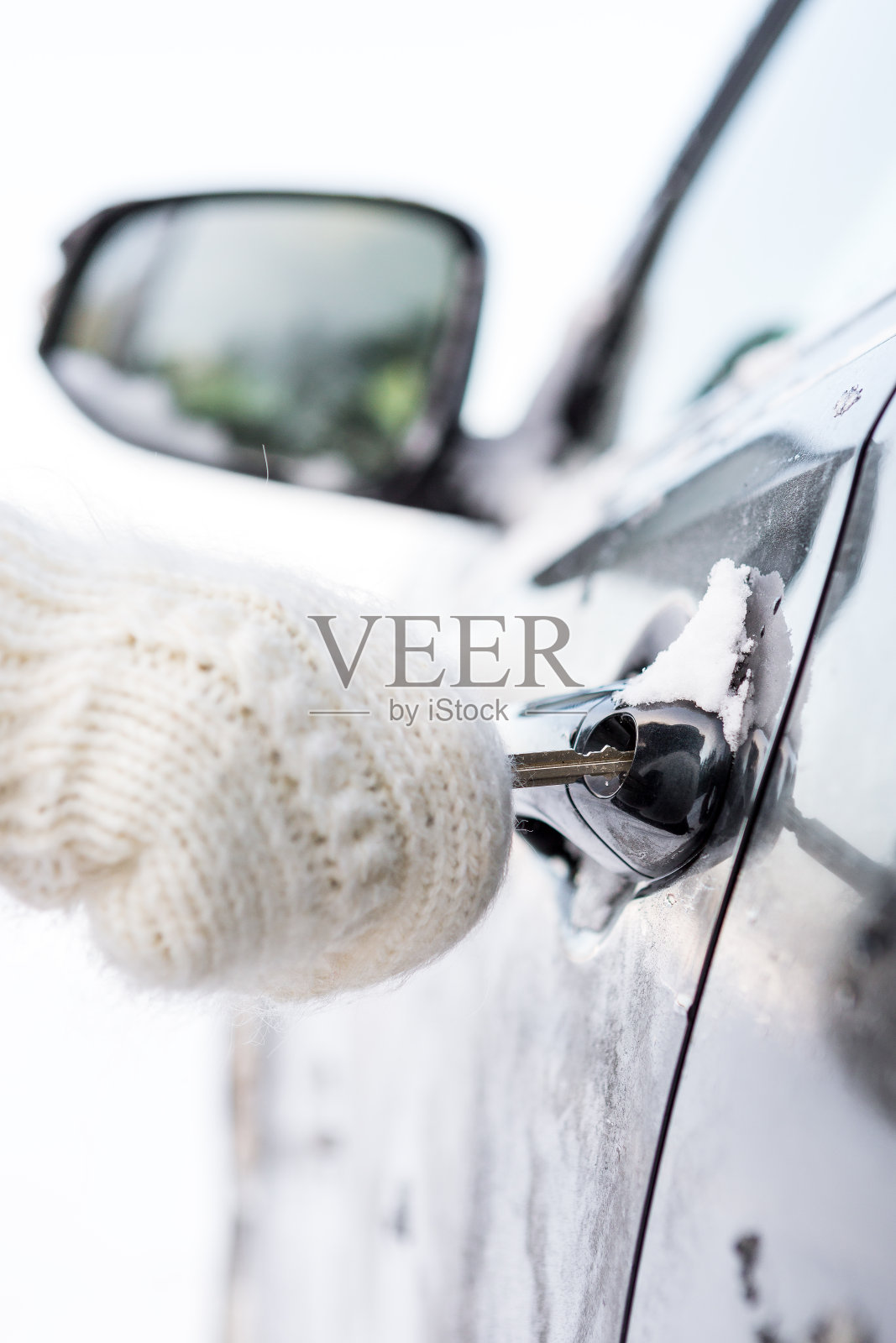 在冬天的早晨开着车。照片摄影图片