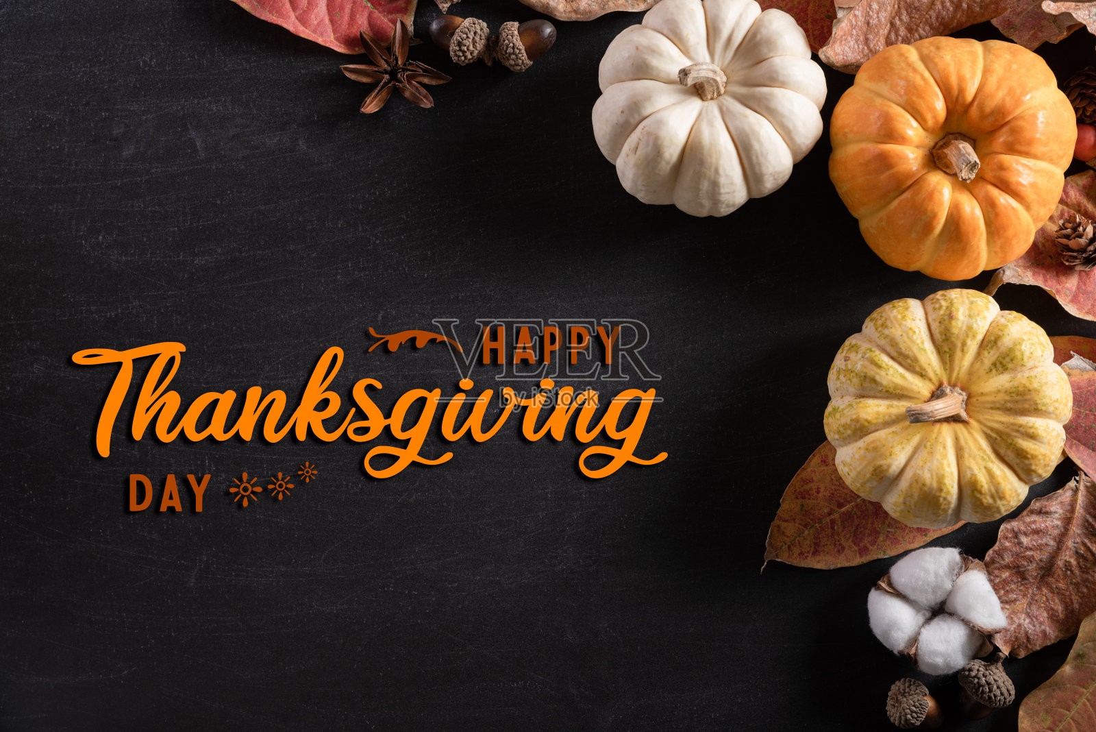 顶视图秋天的枫叶与南瓜和红色浆果在黑色木制的背景。感恩节的概念。照片摄影图片