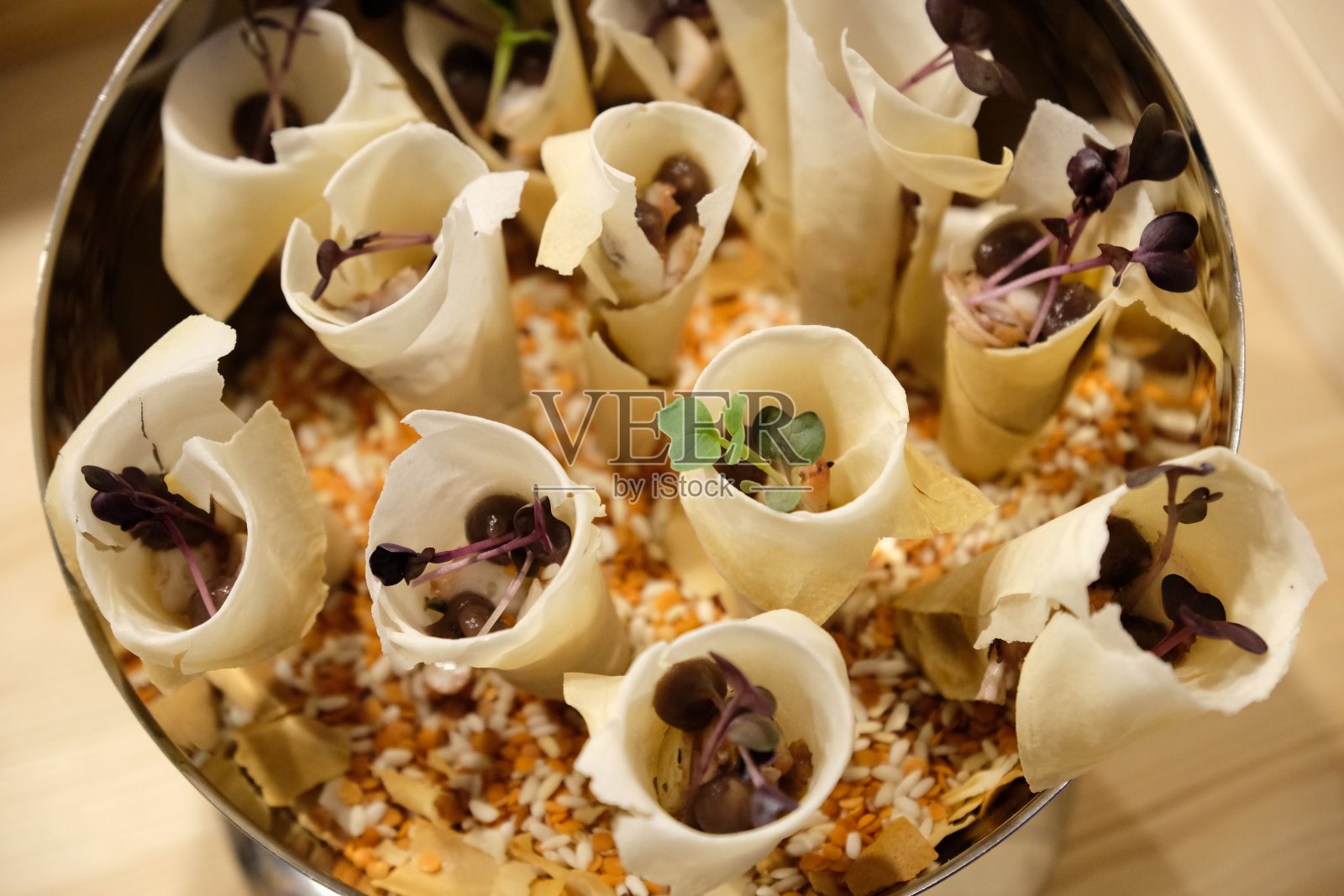 餐桌上照片摄影图片