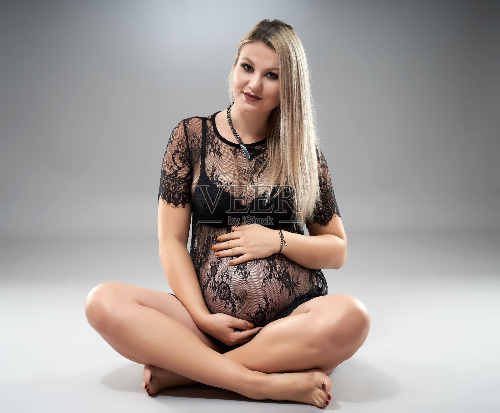 怀孕的年轻女子画室肖像照片摄影图片