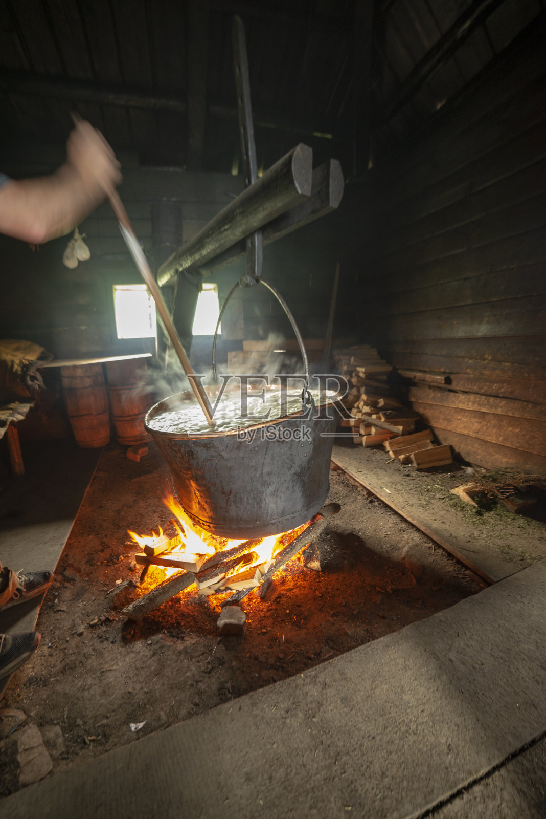 乌克兰山区的奶酪生产。Verkhovyna村。Ivano-Frankivsk地区。2017年5月25日。照片摄影图片