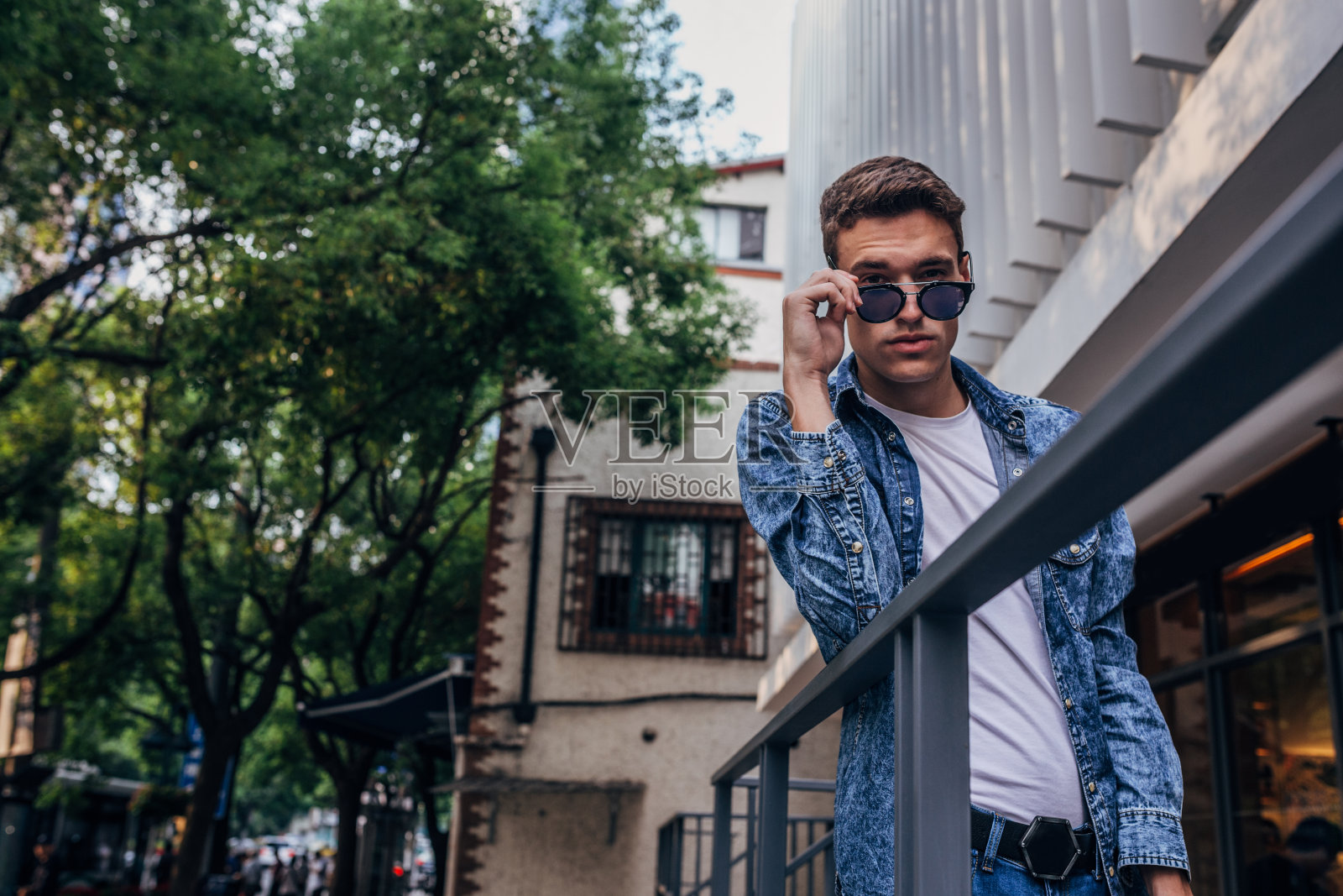 时尚的年轻人照片摄影图片