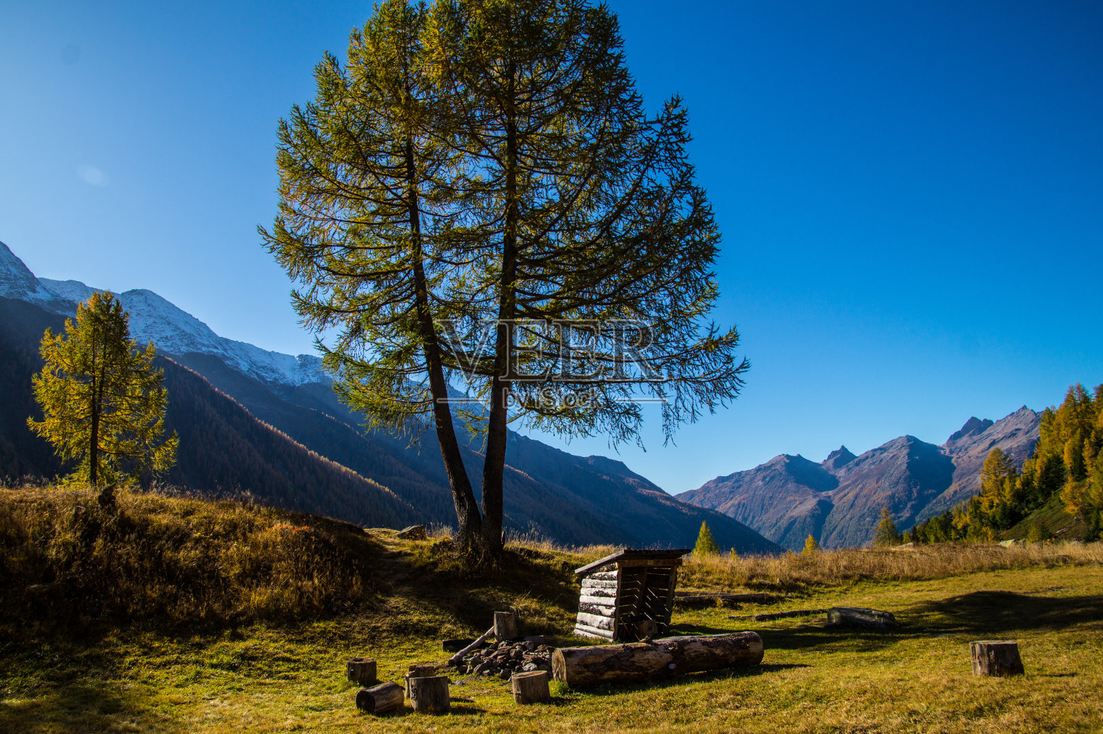 秋天瑞士阿尔卑斯山的风景照片摄影图片