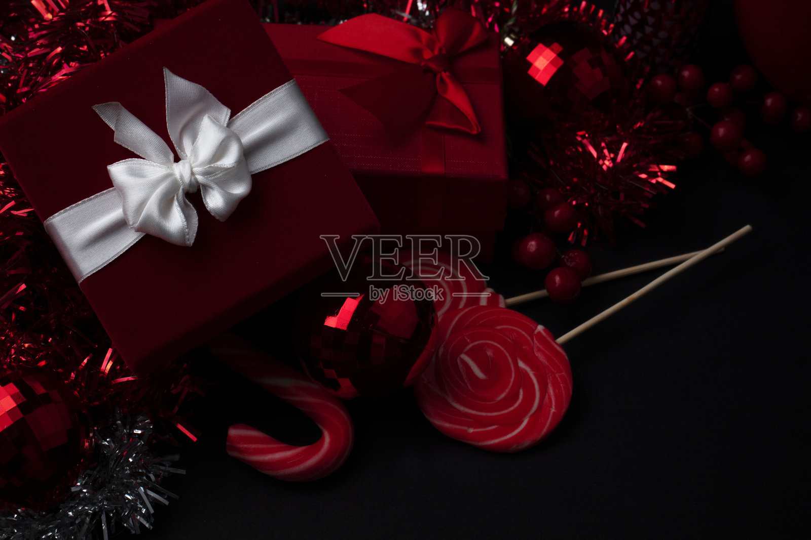圣诞背景与礼物盒和圣诞装饰照片摄影图片