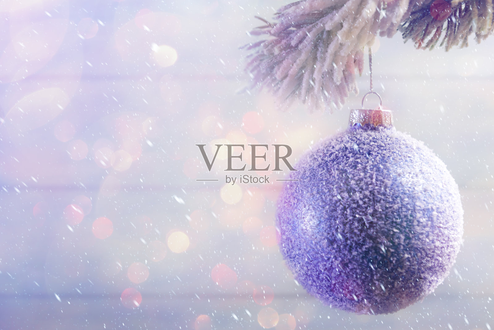 结霜树枝上的蓝色圣诞球。圣诞节和新年的概念照片摄影图片