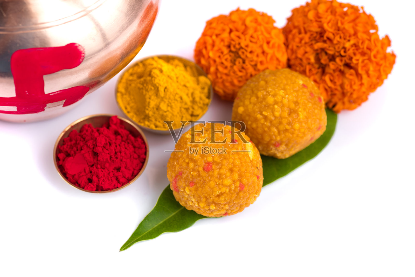 铜Kalash椰子,芒果叶,哈尔迪,kumkumum和糖果与万寿菊花装饰在一个白色的背景。这在印度教礼拜中很重要。照片摄影图片