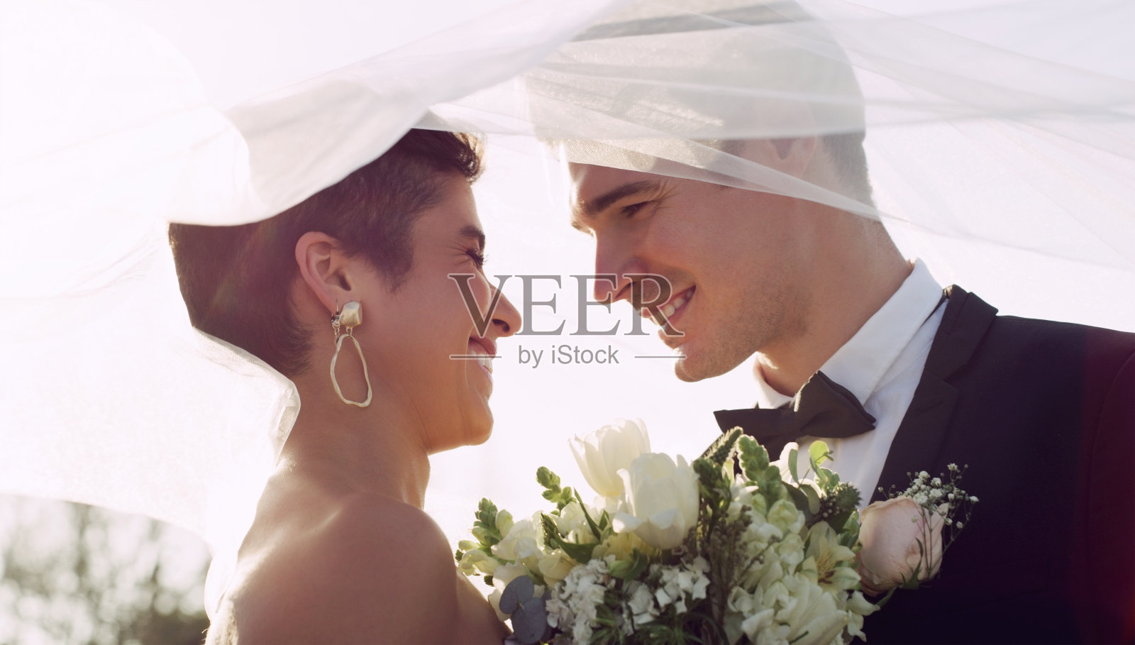 他们对彼此的爱正在绽放照片摄影图片