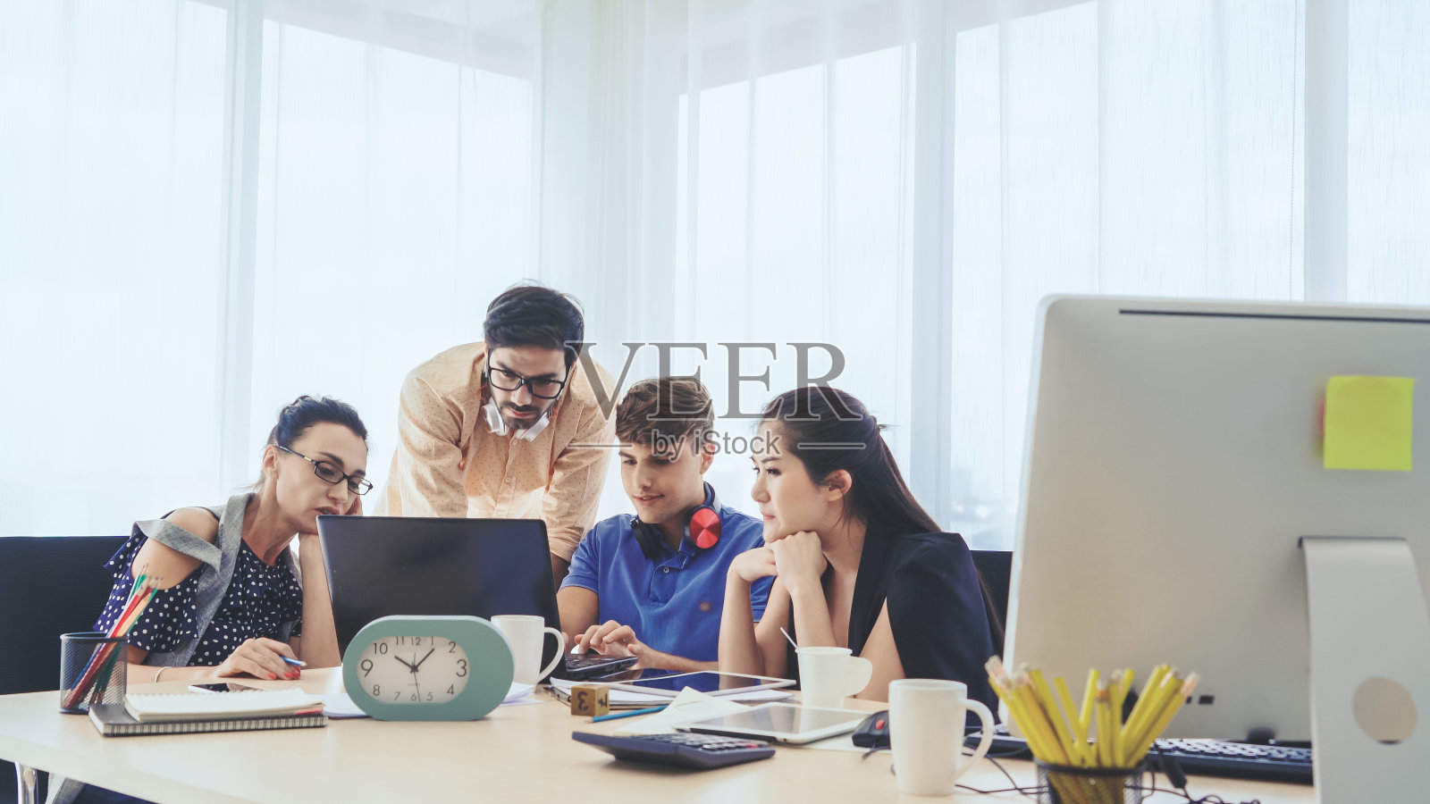 创意商务人员办公室小组会议。照片摄影图片