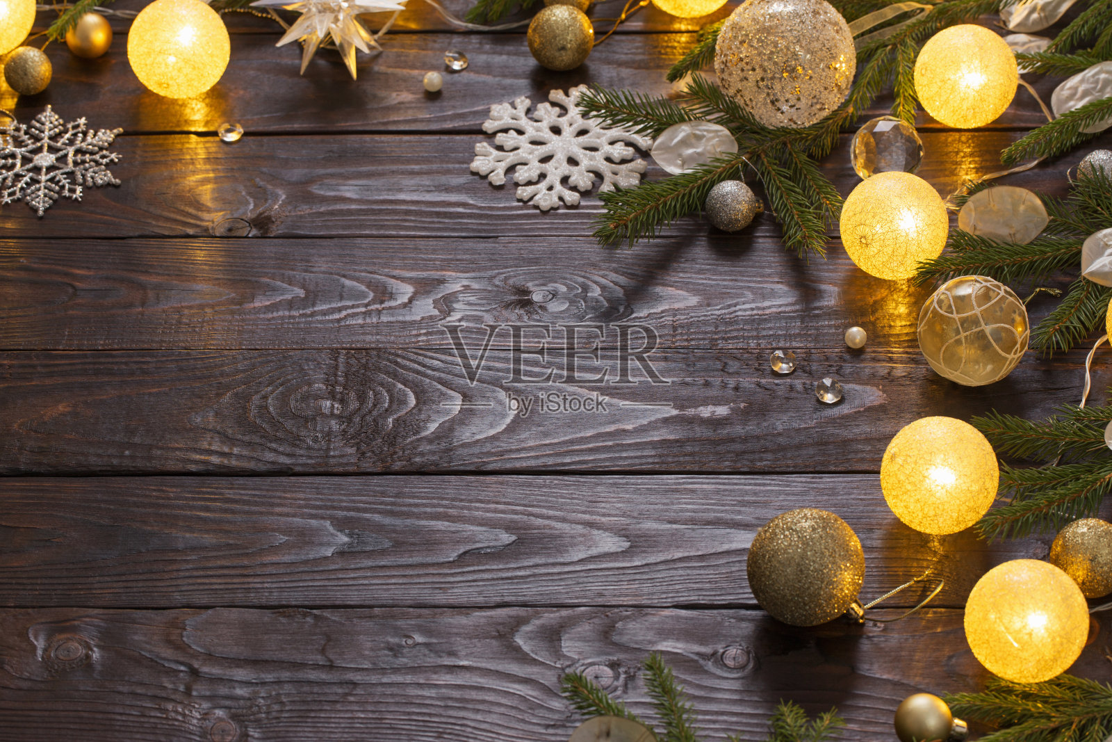 深色木制背景上的灯光圣诞装饰照片摄影图片