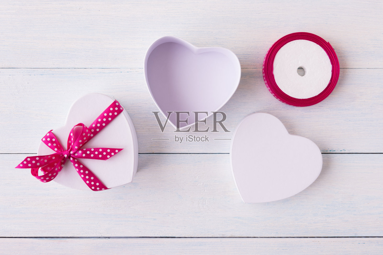 心形礼品盒:粉色蝴蝶结装饰款和待包装款,情人节概念照片摄影图片