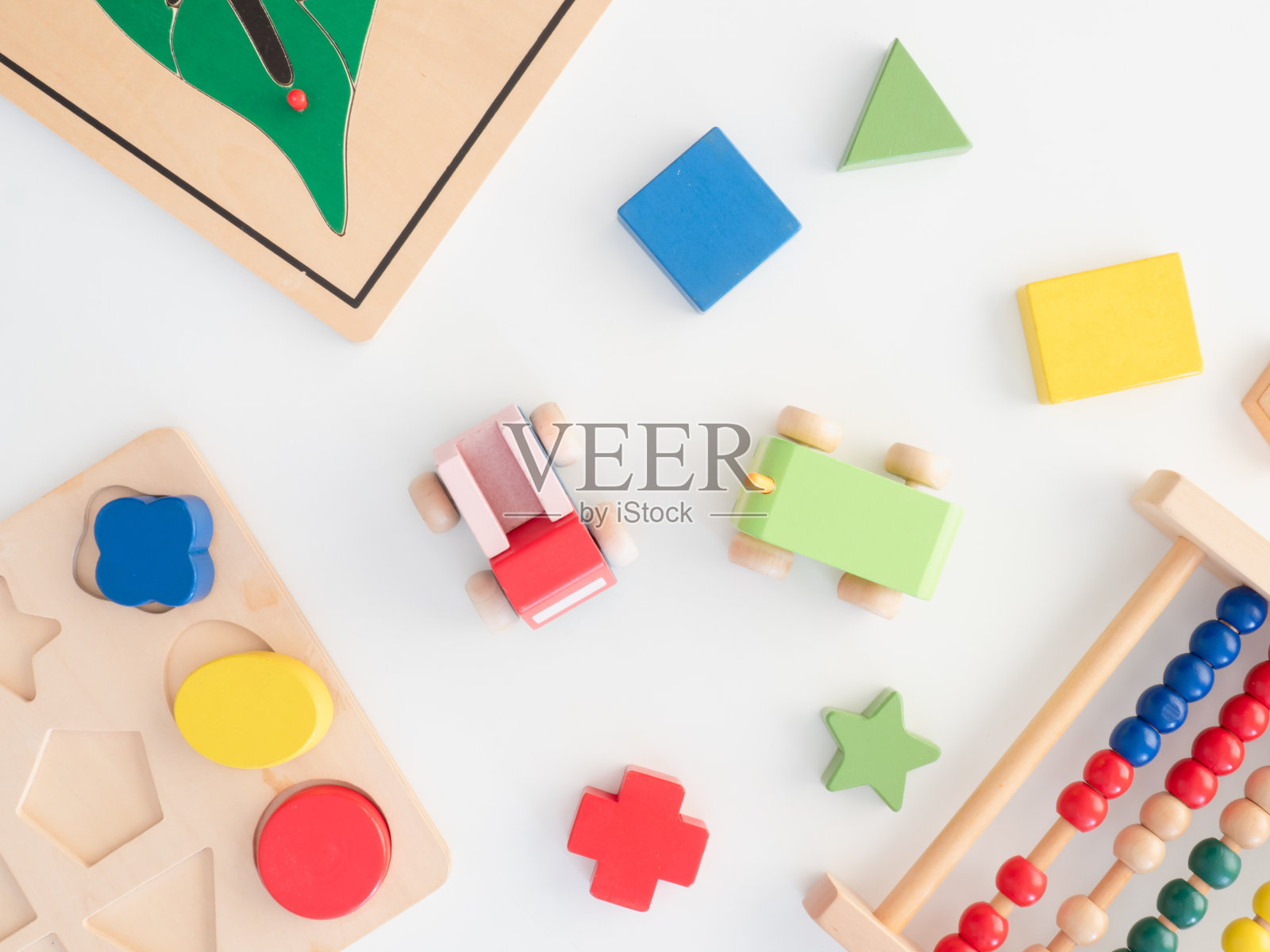 孩子学习概念与堆叠玩具在蓝色桌子的背景。照片摄影图片