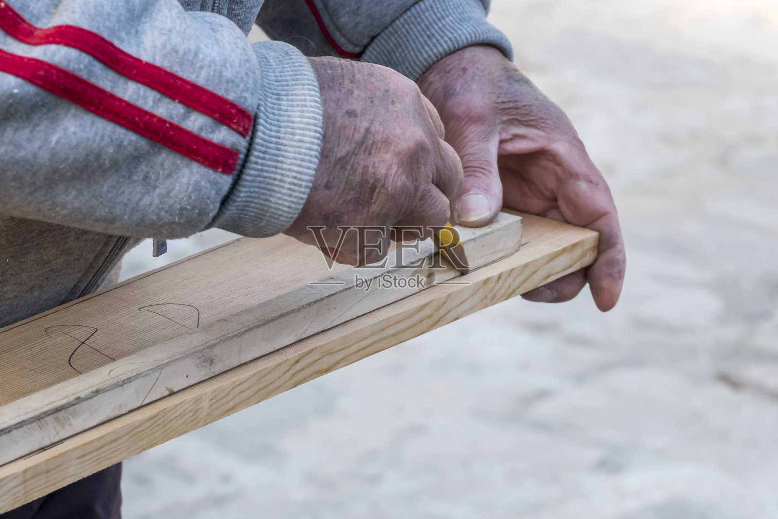 标记。一名男木匠正在加工木材照片摄影图片
