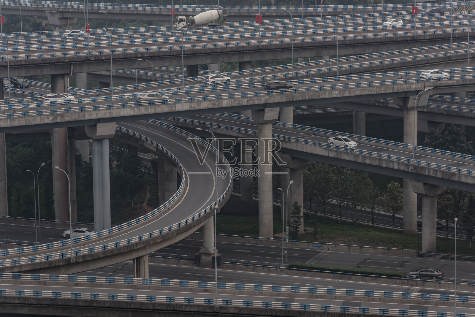 在城市的高速公路和天桥在一个阴天照片摄影图片