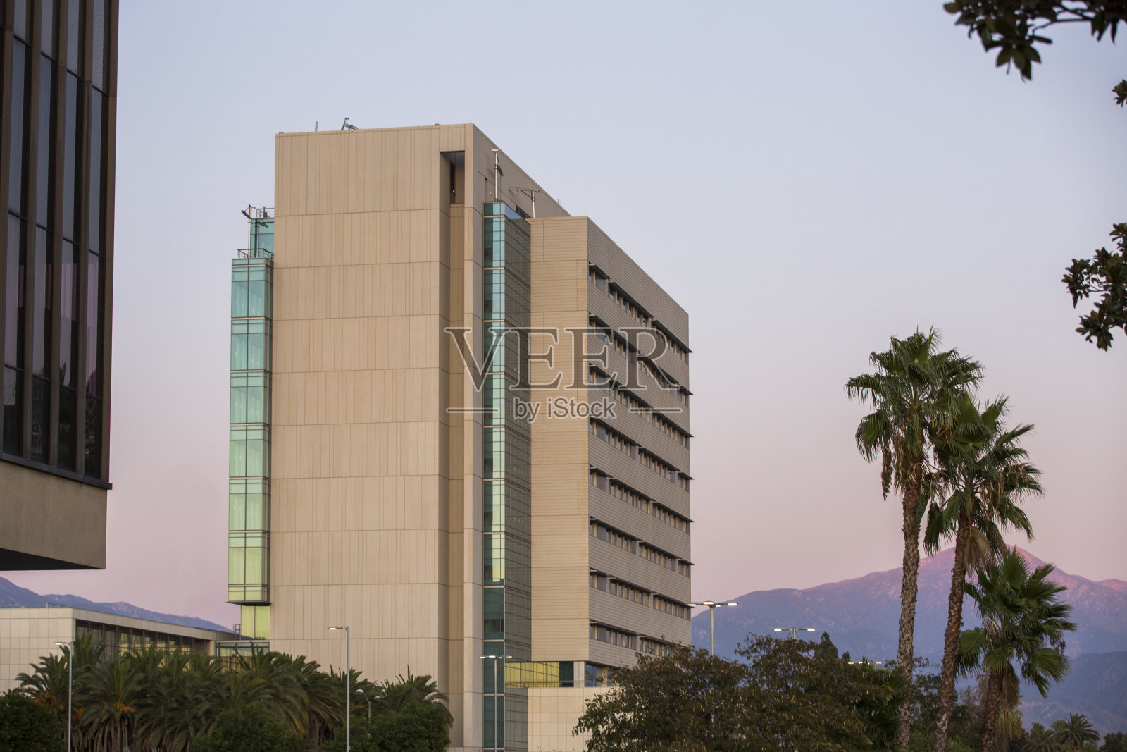 市中心的圣贝纳迪诺照片摄影图片