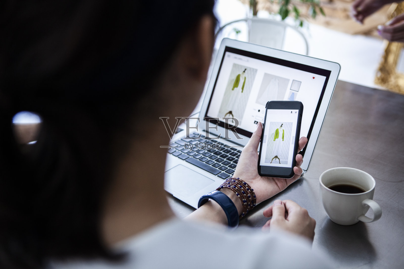 在网上购物时使用信用卡支付的女性照片摄影图片