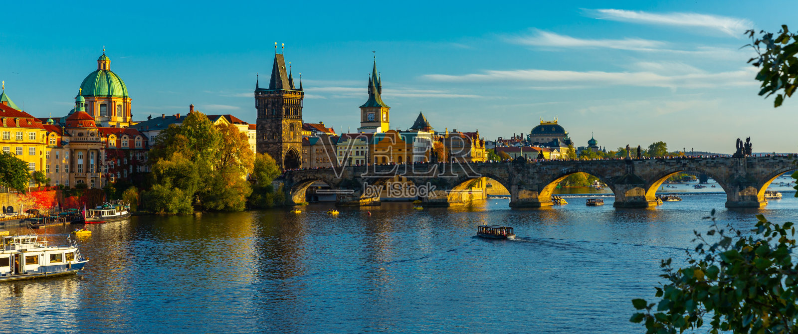 秋天阳光明媚的查尔斯桥。布拉格。捷克共和国照片摄影图片