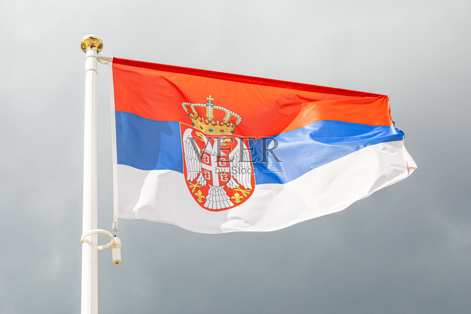 在天空前悬挂着塞尔维亚国旗照片摄影图片