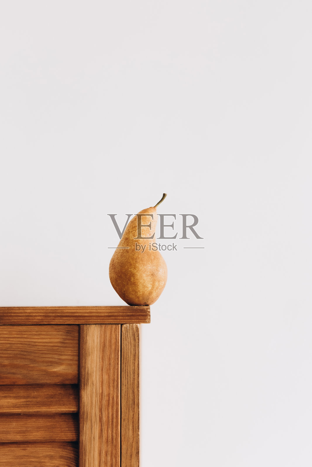 梨品种多汁,果实一黄背景照片摄影图片