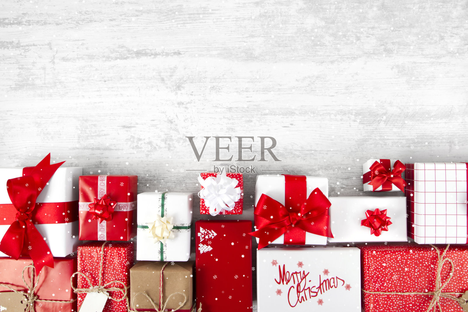 木制桌子上的圣诞礼盒照片摄影图片