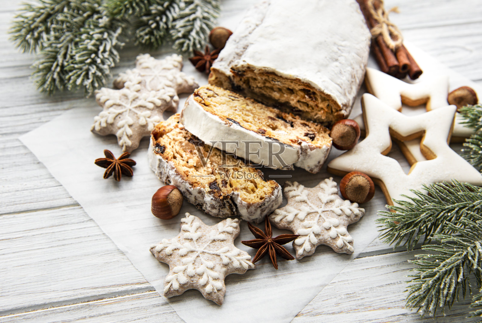 圣诞节悄悄降临在木制背景上照片摄影图片