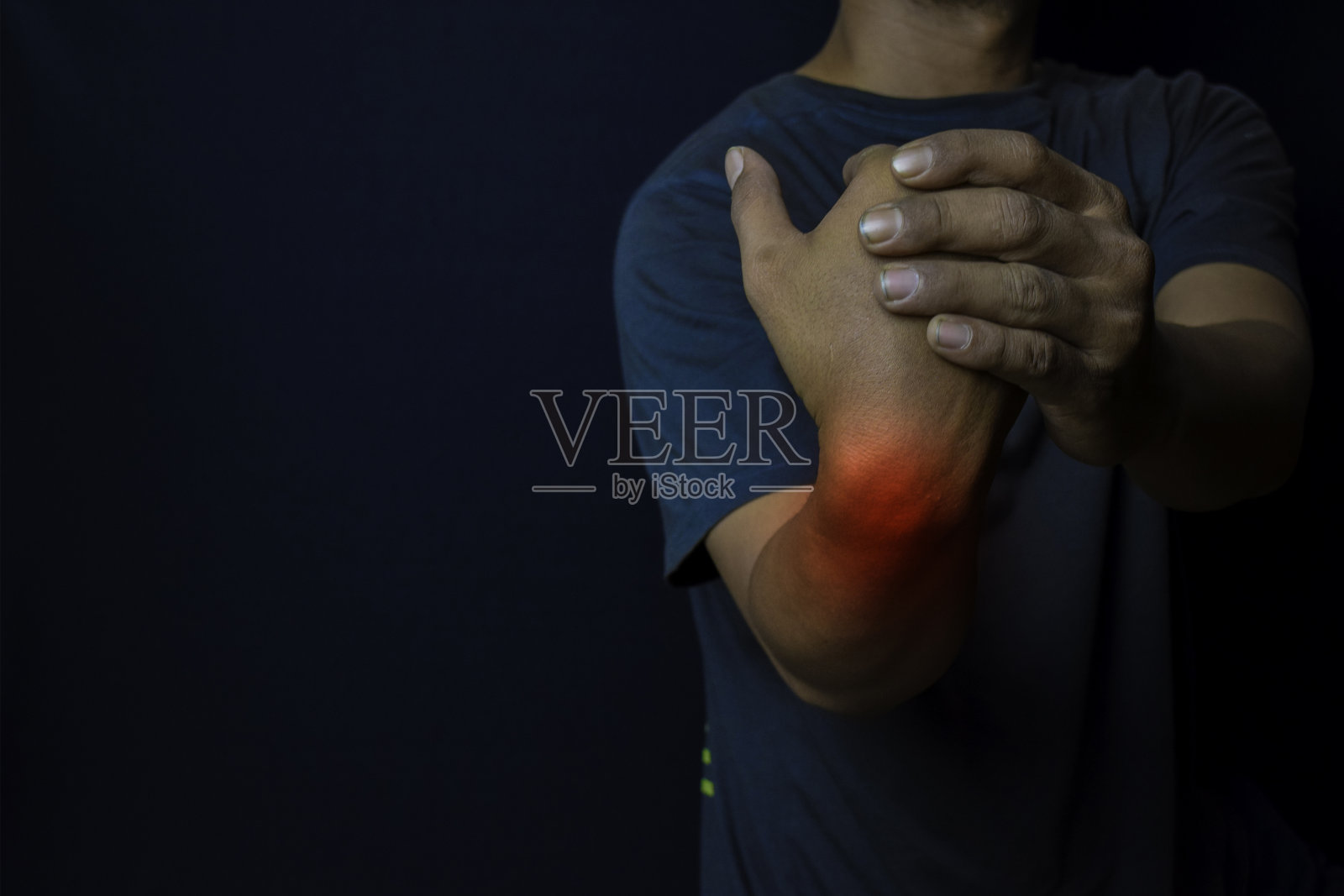 年轻人遭受着疼痛无力和手腕刺痛。医疗或保健概念照片摄影图片