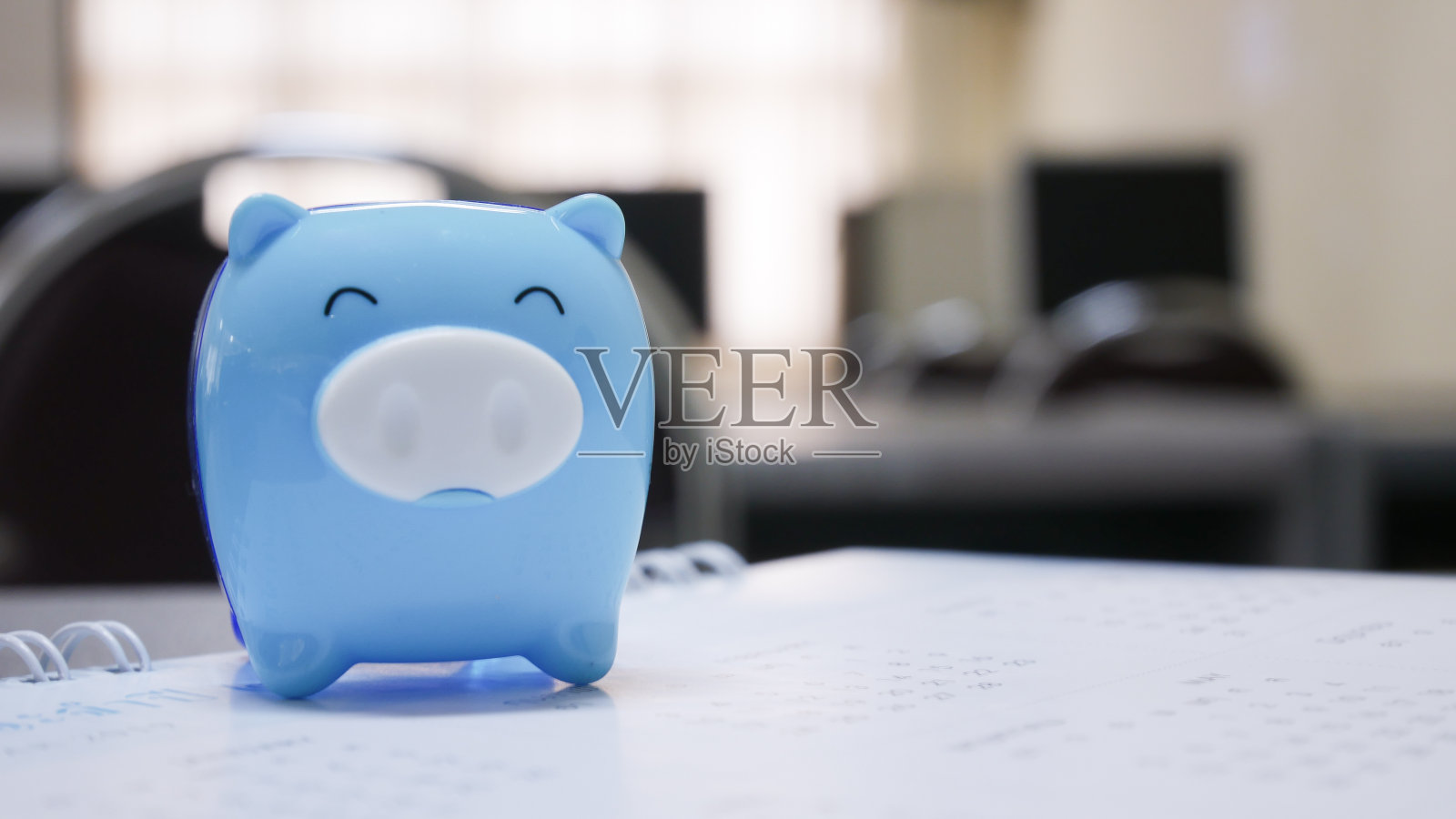 cloup蓝色猪在省钱概念模糊背景。照片摄影图片