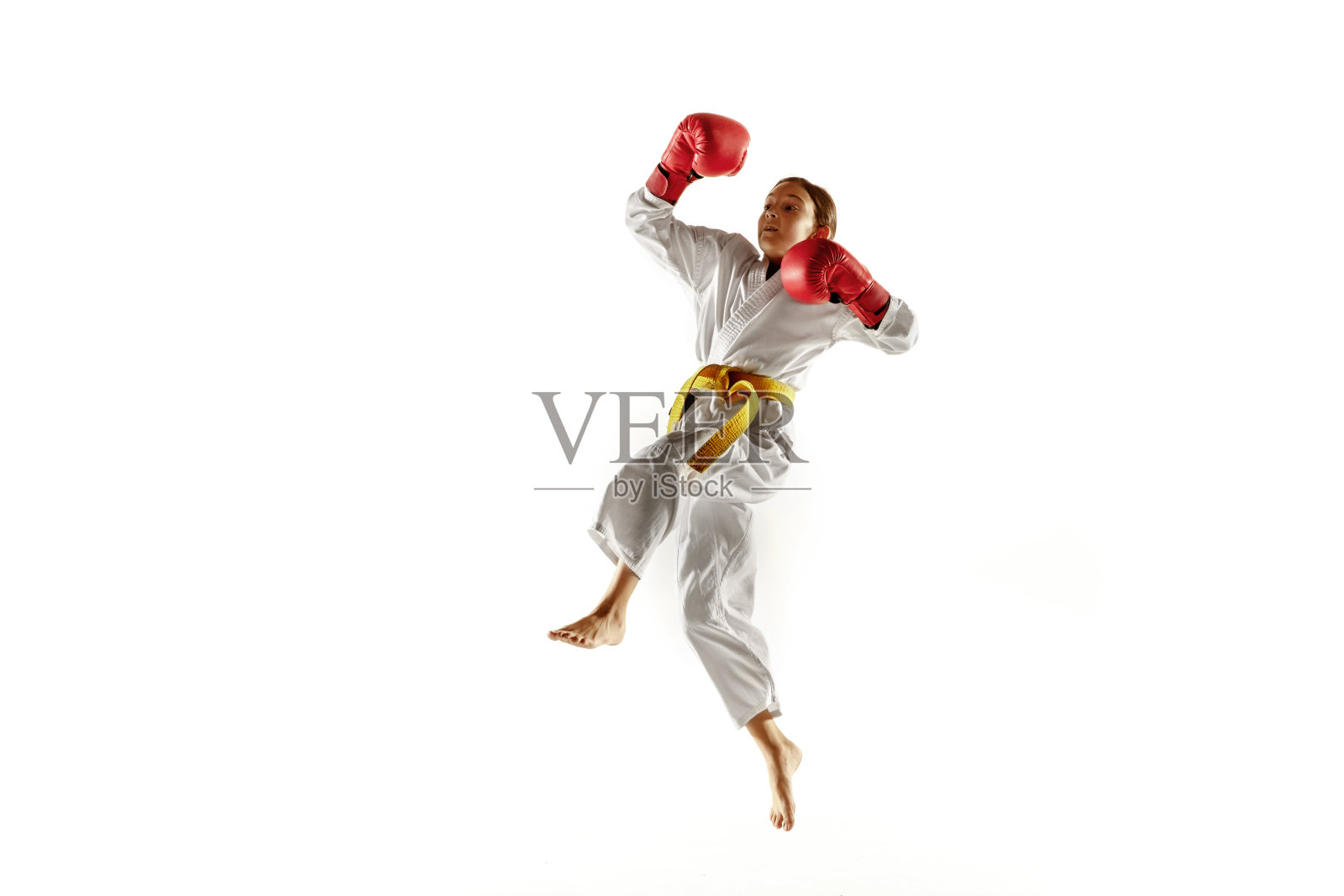 自信的少年在和服练习肉搏战,武术照片摄影图片