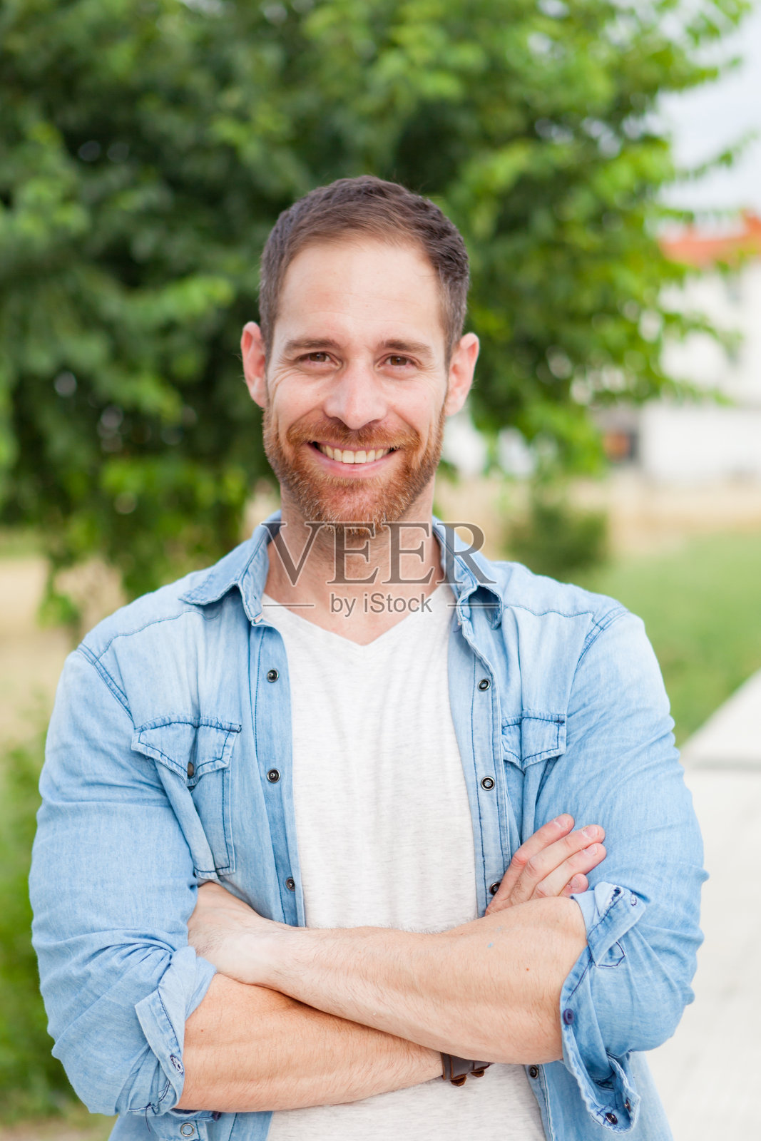 一个随意的人在公园里放松照片摄影图片