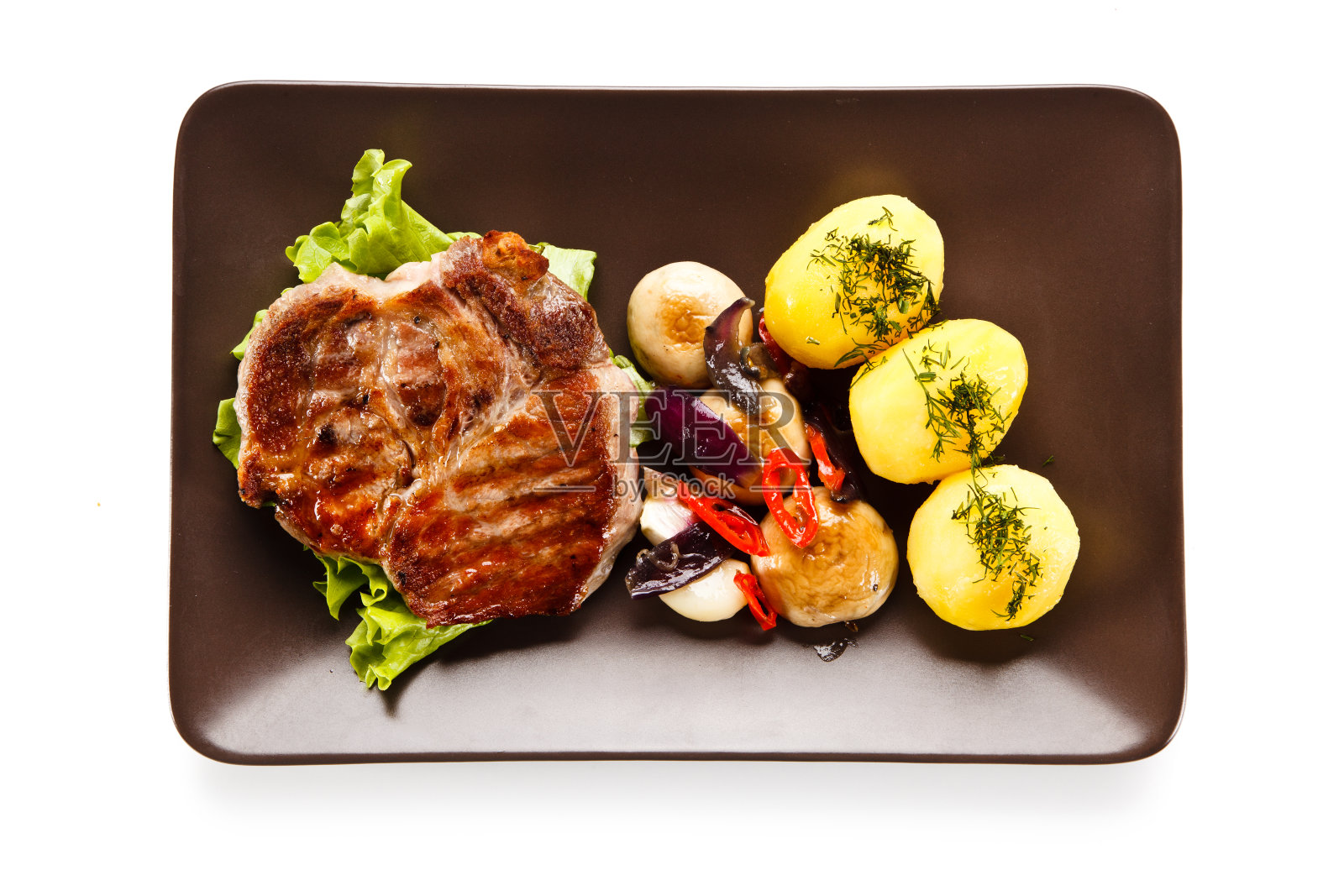 白色背景煎猪肉炒蔬菜照片摄影图片