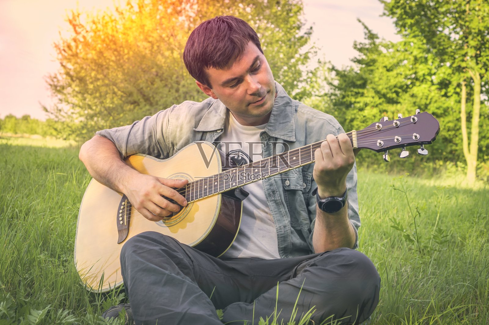 弹奏原声吉他的帅哥照片摄影图片