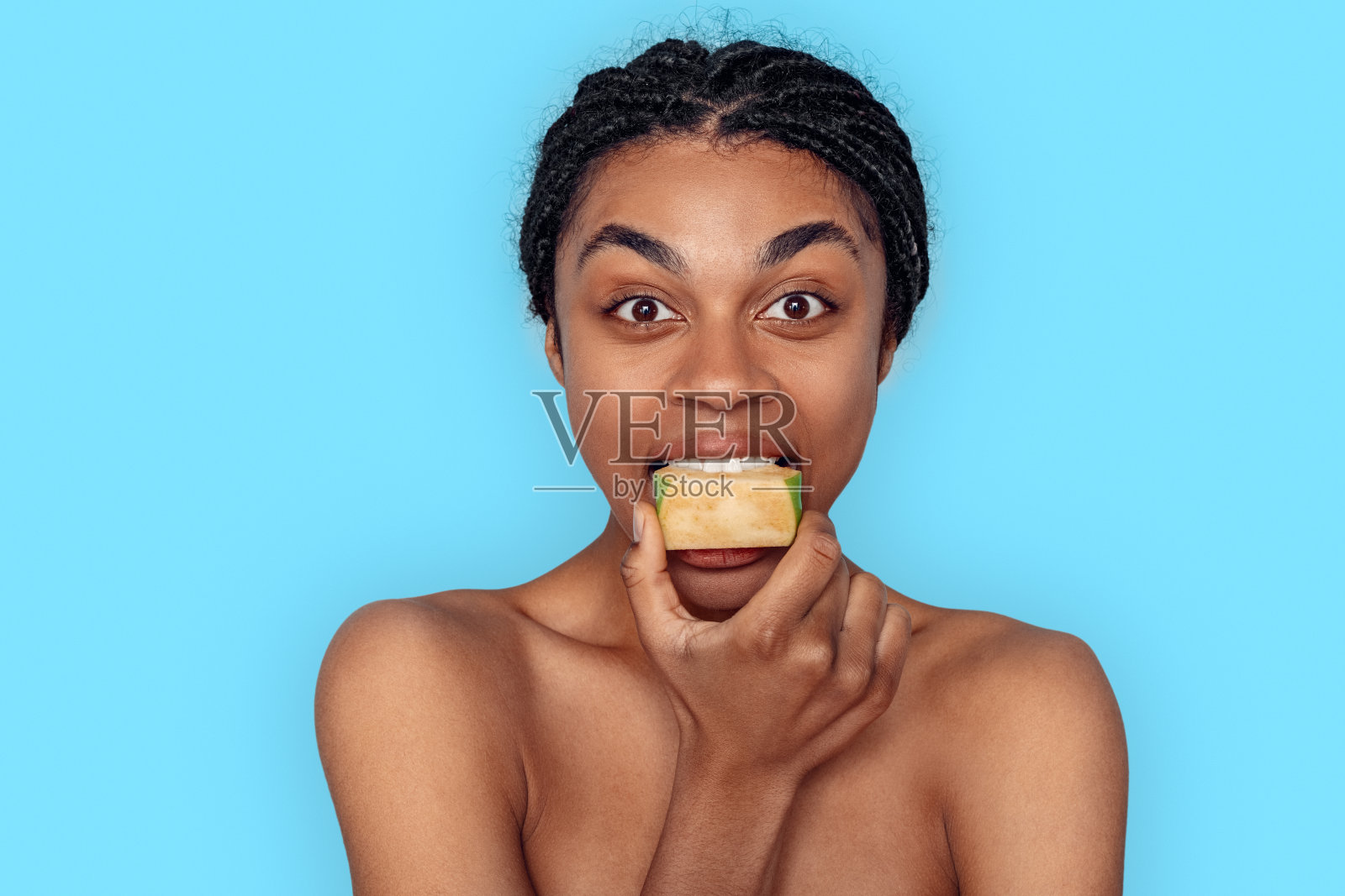 年轻的成年母亲和女儿看着雕刻的南瓜与烟照片摄影图片