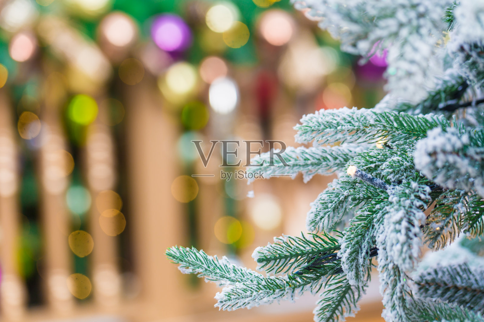 装饰圣诞树上模糊照片摄影图片